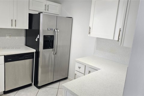 Condo in Hallandale Beach, Florida, 2 bedrooms № 2145933 - photo 4