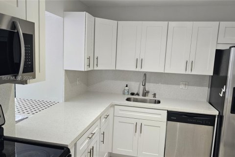 Condo in Hallandale Beach, Florida, 2 bedrooms № 2145933 - photo 3