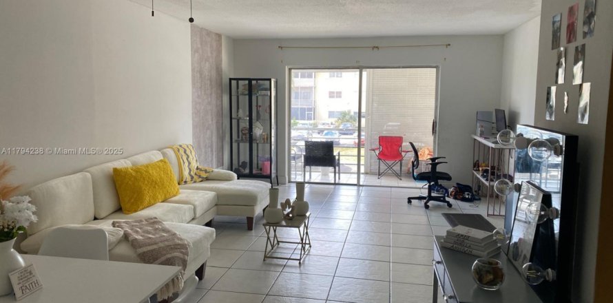 Condo in Lauderhill, Florida, 2 bedrooms № 1858550