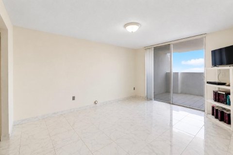 Снять в аренду кондоминиум в Авентура, Флорида 3 комнаты, 80.82м2, № 2261854 - фото 3