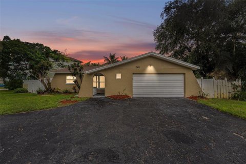 House in Saint Petersburg, Florida 3 bedrooms, 124.12 sq.m. № 1914858 - photo 2