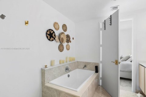 Купить кондоминиум в Майами, Флорида 3 спальни, 147.9м2, № 1972103 - фото 25