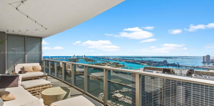 Кондоминиум с 3 спальнями в Майами, Флорида № 1972103