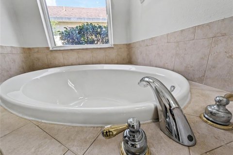 House in Sarasota, Florida 3 bedrooms, 283.17 sq.m. № 2150925 - photo 13