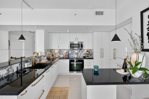 Condo in Miami, Florida, 3 bedrooms  № 1855081 - photo 13