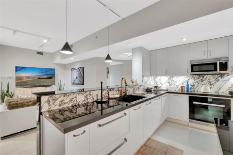 Condo in Miami, Florida, 3 bedrooms  № 1855081 - photo 1
