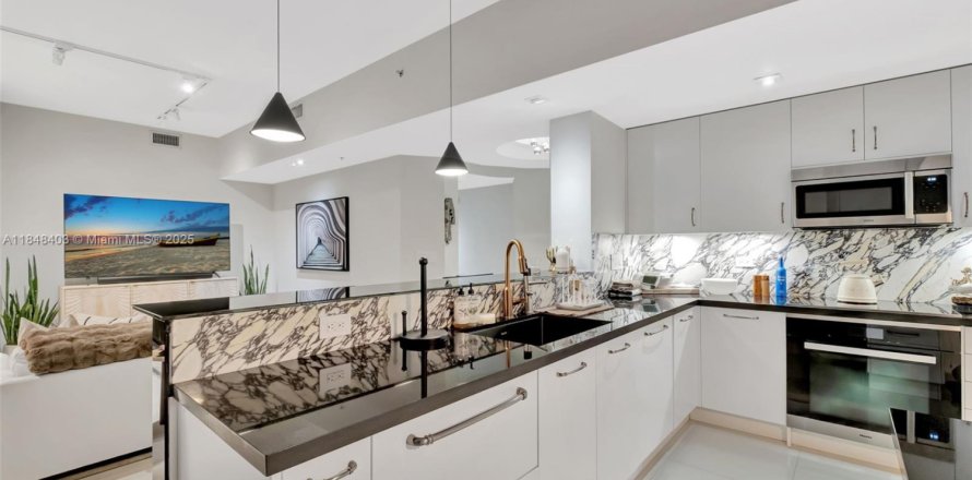 Condo in Miami, Florida, 3 bedrooms  № 1855081