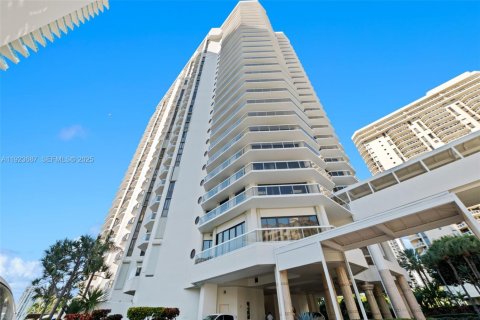 Condominio en alquiler en Aventura, Florida, 2 dormitorios, 115.2 m2 № 1982094 - foto 1