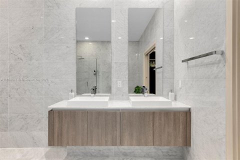 Condo in Miami, Florida, 3 bedrooms  № 1962896 - photo 25