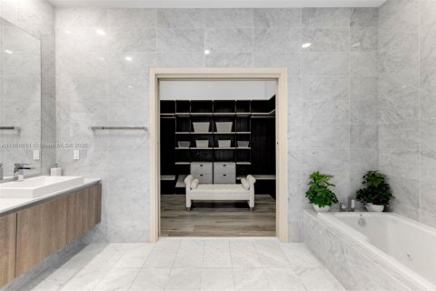 Condo in Miami, Florida, 3 bedrooms  № 1962896 - photo 24