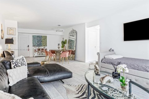 Condo in Surfside, Florida, 1 bedroom  № 1862224 - photo 7