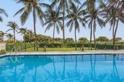 Condo in Surfside, Florida, 1 bedroom  № 1862224 - photo 26