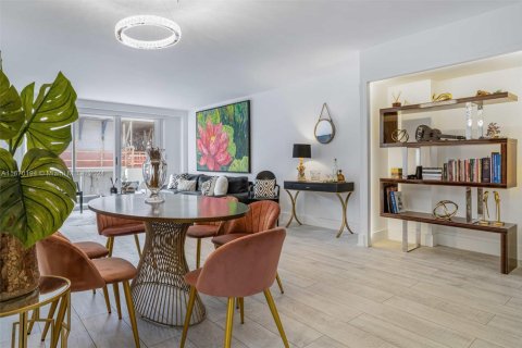 Condo in Surfside, Florida, 1 bedroom  № 1862224 - photo 3