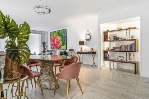 Condo in Surfside, Florida, 1 bedroom  № 1862224 - photo 1