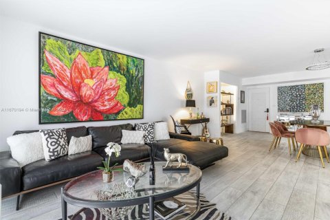 Condo in Surfside, Florida, 1 bedroom  № 1862224 - photo 12