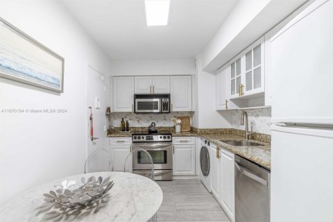 Condo in Surfside, Florida, 1 bedroom  № 1862224 - photo 23