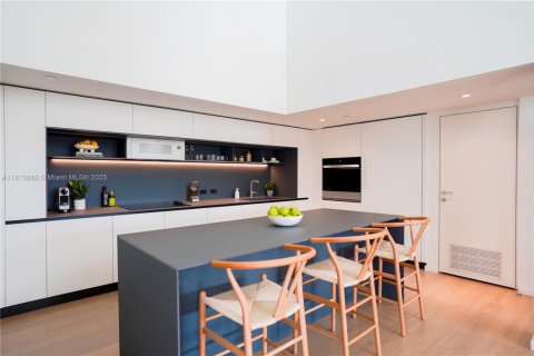 Condo in Bal Harbour, Florida, 3 bedrooms  № 1761811 - photo 1