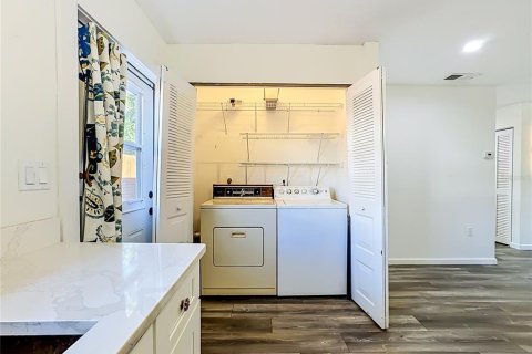 Condo in Bradenton, Florida, 2 bedrooms  № 2147494 - photo 11