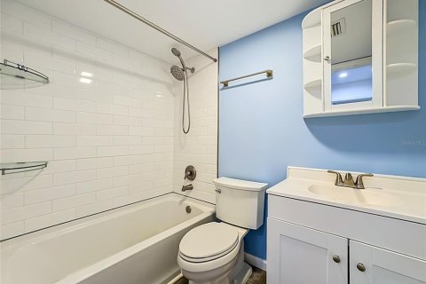 Condo in Bradenton, Florida, 2 bedrooms  № 2147494 - photo 12