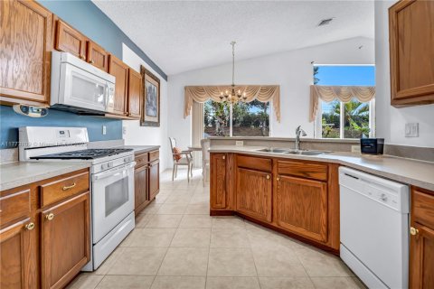 Villa ou maison à vendre à Pembroke Pines, Floride: 3 chambres, 157.1 m2 № 1970316 - photo 5