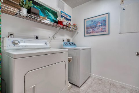 Villa ou maison à vendre à Pembroke Pines, Floride: 3 chambres, 157.1 m2 № 1970316 - photo 10