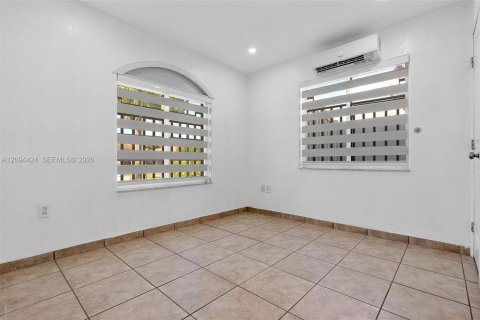 Villa ou maison à louer à Hialeah Gardens, Floride: 4 chambres, 143.16 m2 № 2383003 - photo 11