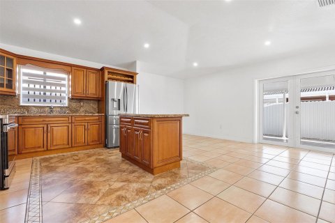 Villa ou maison à louer à Hialeah Gardens, Floride: 4 chambres, 143.16 m2 № 2383003 - photo 23