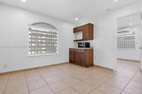 Villa ou maison à louer à Hialeah Gardens, Floride: 4 chambres, 143.16 m2 № 2383003 - photo 8