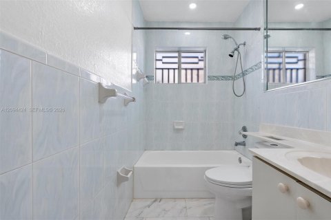 Villa ou maison à louer à Hialeah Gardens, Floride: 4 chambres, 143.16 m2 № 2383003 - photo 17