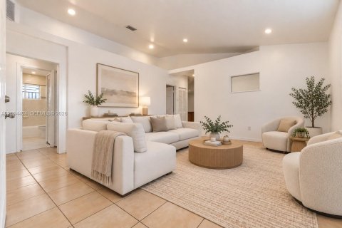 Villa ou maison à louer à Hialeah Gardens, Floride: 4 chambres, 143.16 m2 № 2383003 - photo 7
