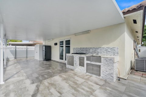 Villa ou maison à louer à Hialeah Gardens, Floride: 4 chambres, 143.16 m2 № 2383003 - photo 28