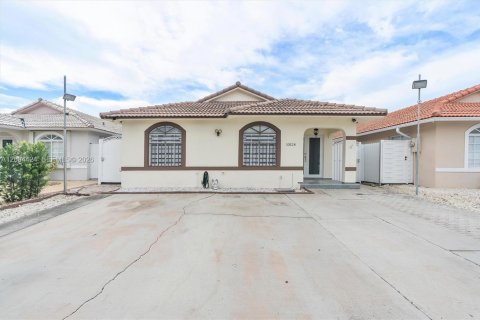 Villa ou maison à louer à Hialeah Gardens, Floride: 4 chambres, 143.16 m2 № 2383003 - photo 2
