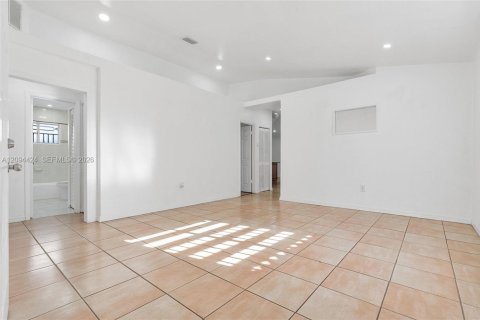 Villa ou maison à louer à Hialeah Gardens, Floride: 4 chambres, 143.16 m2 № 2383003 - photo 6