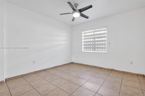 Villa ou maison à louer à Hialeah Gardens, Floride: 4 chambres, 143.16 m2 № 2383003 - photo 15
