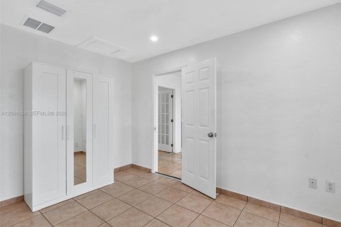 Villa ou maison à louer à Hialeah Gardens, Floride: 4 chambres, 143.16 m2 № 2383003 - photo 10