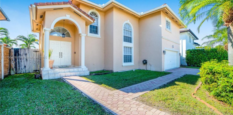 Casa en Miami, Florida 4 dormitorios, 216.28 m2 № 1712123