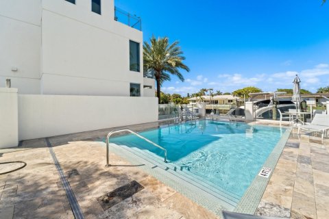 Townhouse in Lauderdale-by-the-Sea, Florida 3 bedrooms, 227.42 sq.m. № 1073747 - photo 1
