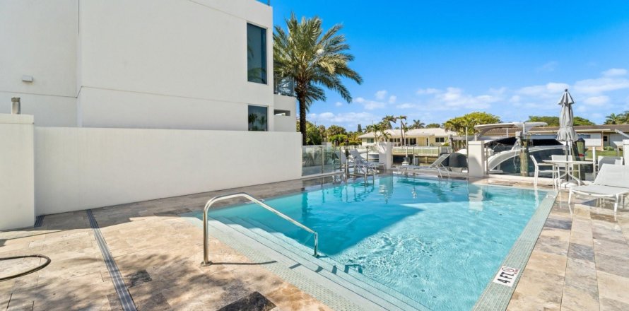 Townhouse in Lauderdale-by-the-Sea, Florida 3 bedrooms, 227.42 sq.m. № 1073747
