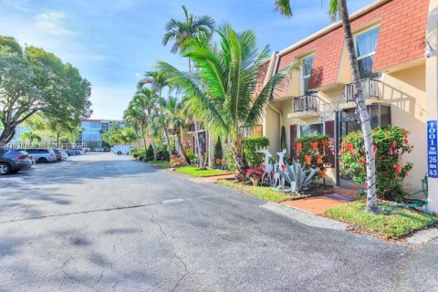 Touwnhouse à louer à Hallandale Beach, Floride: 3 chambres, 162.58 m2 № 1987306 - photo 4