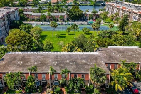 Touwnhouse à louer à Hallandale Beach, Floride: 3 chambres, 162.58 m2 № 1987306 - photo 10