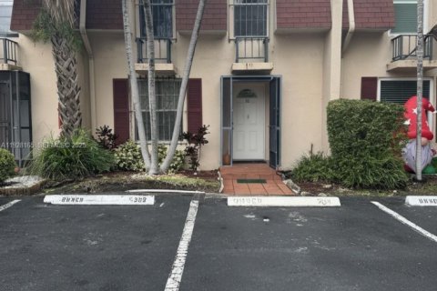 Touwnhouse à louer à Hallandale Beach, Floride: 3 chambres, 162.58 m2 № 1987306 - photo 1