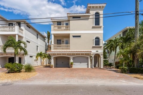 Condo in Bradenton Beach, Florida, 3 bedrooms  № 1626127 - photo 1