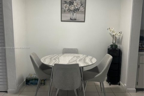 Condo in Hialeah, Florida, 1 bedroom  № 1892012 - photo 8