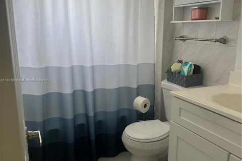 Condo in Hialeah, Florida, 1 bedroom  № 1892012 - photo 12