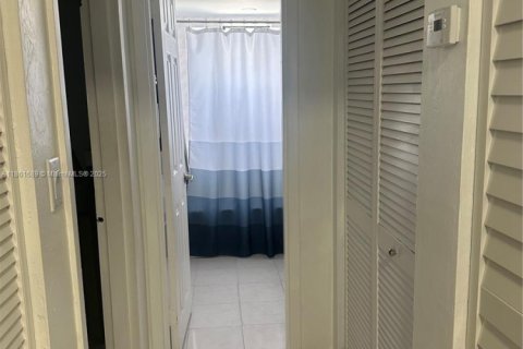 Condo in Hialeah, Florida, 1 bedroom  № 1892012 - photo 13
