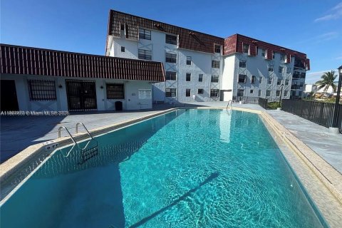 Condo in Hialeah, Florida, 1 bedroom  № 1892012 - photo 16