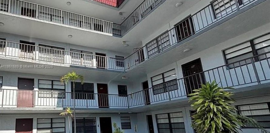 Condo in Hialeah, Florida, 1 bedroom  № 1892012