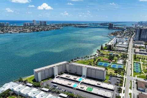 Condo in Lake Park, Florida, 2 bedrooms  № 1118654 - photo 1