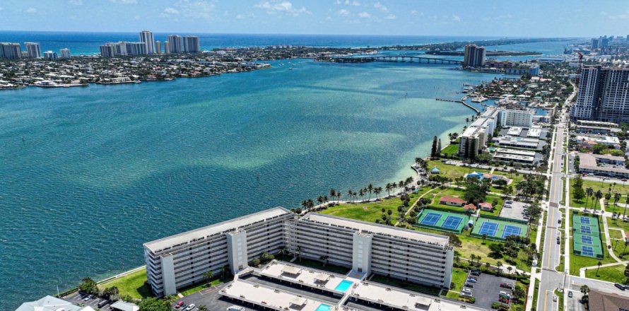 Condo in Lake Park, Florida, 2 bedrooms № 1118654