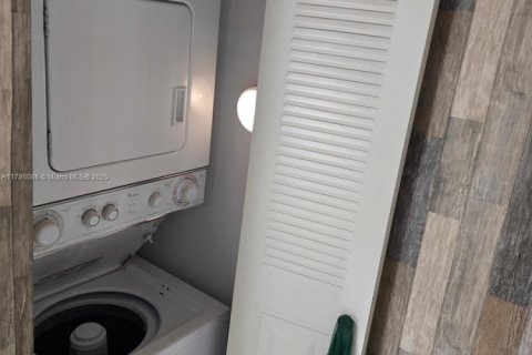 Condo in Pembroke Pines, Florida, 1 bedroom  № 1706604 - photo 9